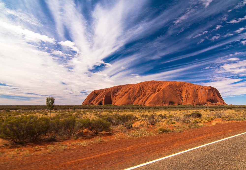 el invierno en Australia en la montaña de Uluru, en el desierto.